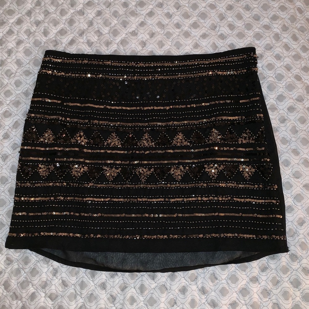 Forever 21 Sparkly shorts patterned black and gold